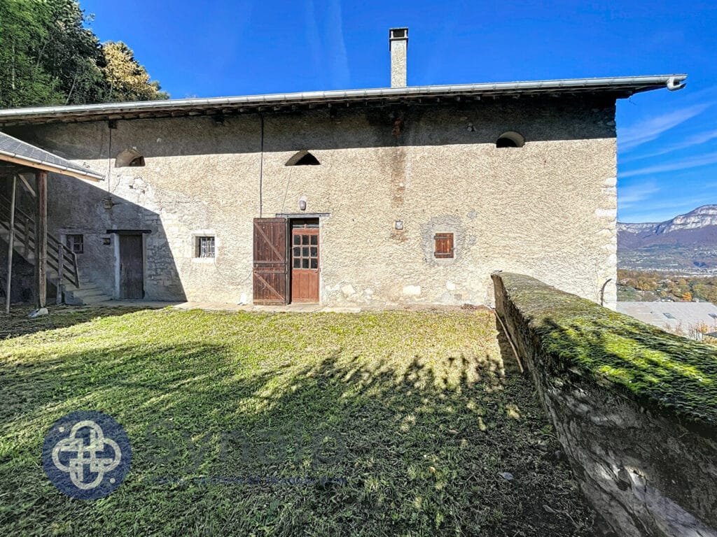 Maison de caractère à rénover de 420m² à St Baldoph