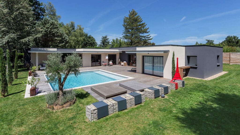 TRES BELLE VILLA DE 300 M2 SUR TERRAIN PLAT DE 2000 M2 10 KM DE GENEVE