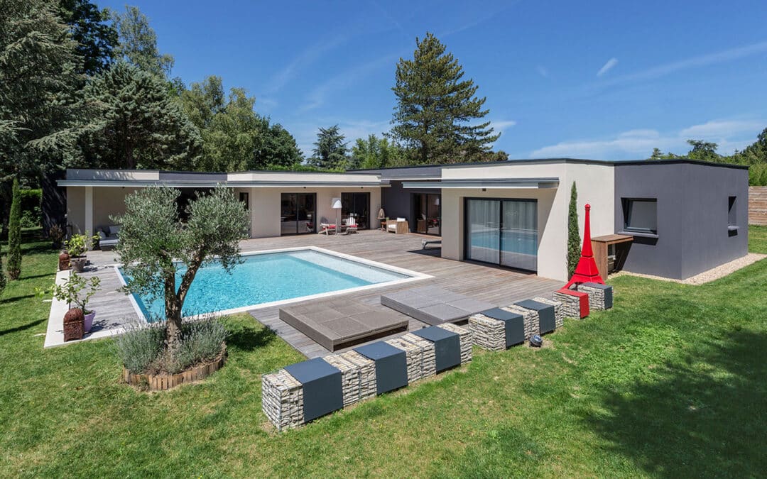 TRES BELLE VILLA DE 300 M2 SUR TERRAIN PLAT DE 2000 M2 10 KM DE GENEVE