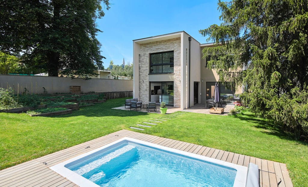 TRES BELLE VILLA DE 300 M2 SUR TERRAIN PLAT DE 2000 M2 10 KM DE GENEVE