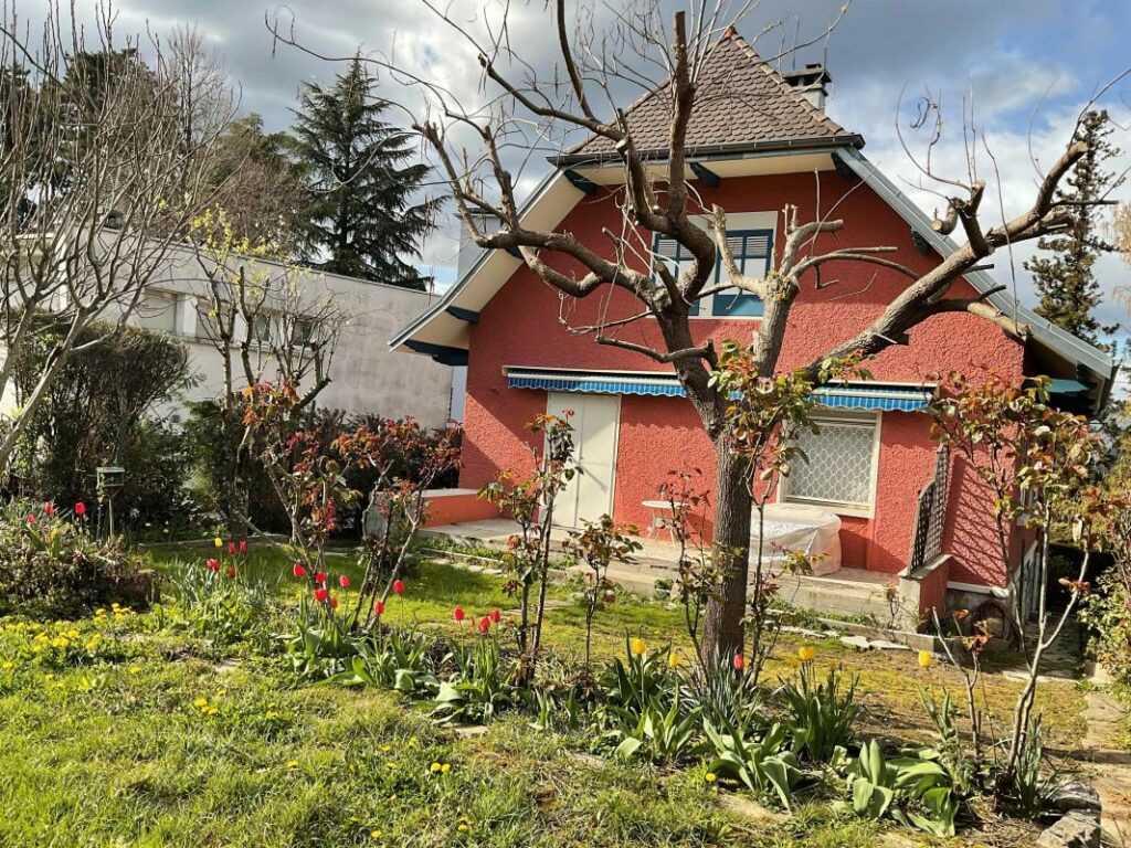 Maison 7 pièces avec garage, cave, combles aménagés et jardin