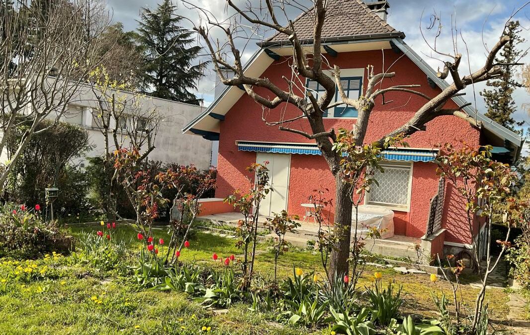 Maison 7 pièces avec garage, cave, combles aménagés et jardin