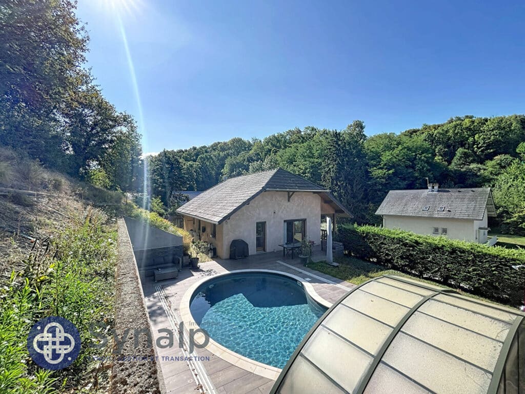 Maison et local commercial de 210 m² à Sainte Hélène du lac