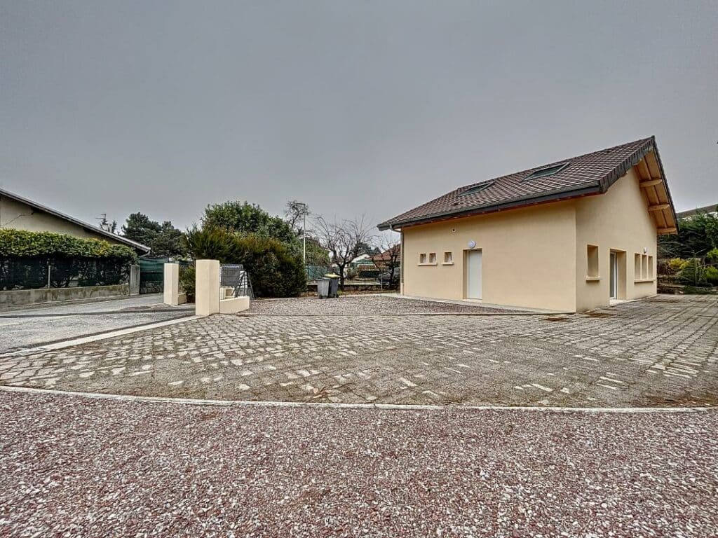 APPARTEMENT T2 DANS MAISON AVEC EXTERIEUR ET PARKING
