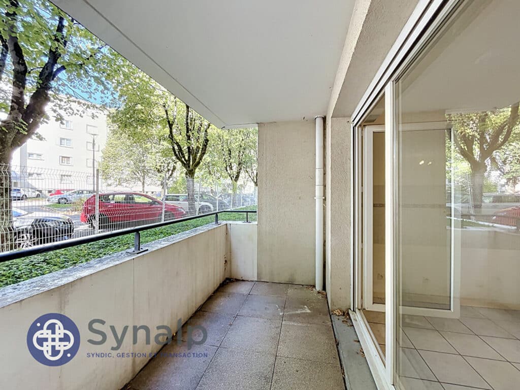 Appartement T2 de 52.7m² avec terrasse, cave et garage à Chambéry.