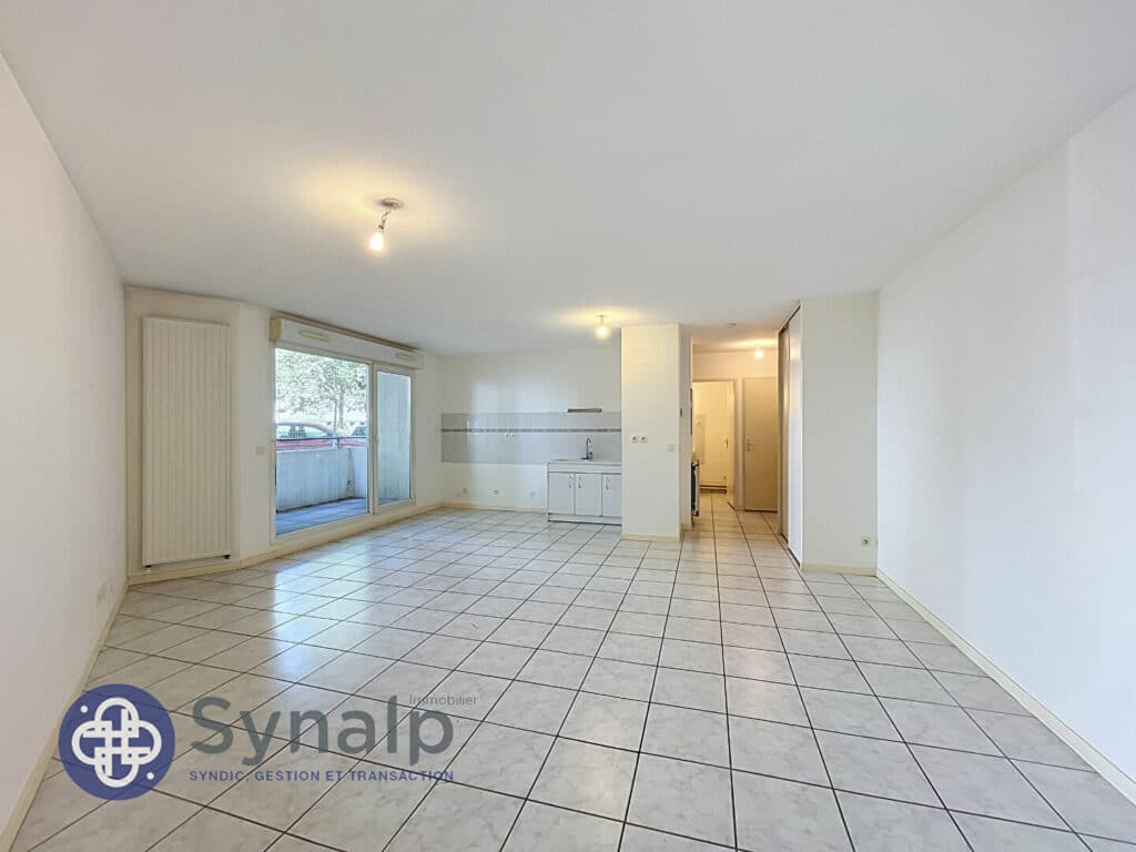 Appartement T2 de 52.7m² avec terrasse, cave et garage à Chambéry.