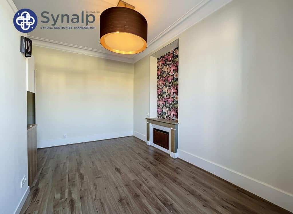 OPPORTUNITÉ INVESTISSEUR – STUDIO AVEC BALCON & PARKING – PROCHE GARE